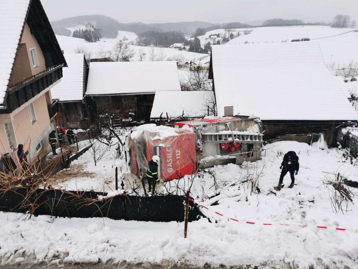 FOTO: Gasilci rešili hišo, potem v metežu izgubili avtocisterno. Pomagamo