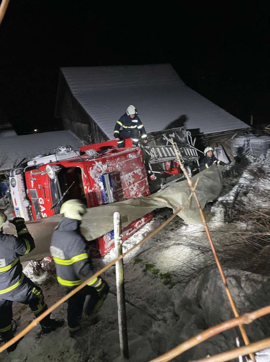 FOTO: Gasilci rešili hišo, potem v metežu izgubili avtocisterno. Pomagamo