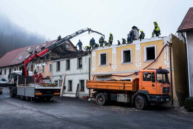 FOTO: Pomoč v požaru prizadetim, začenjajo z obnovo