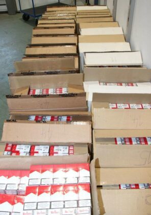 FOTO: Tihotapil več kot 29 tisoč zavojev cigaret