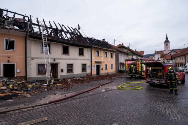 FOTO: Požar uničil najmanj tri hiše, zbiranje pomoči