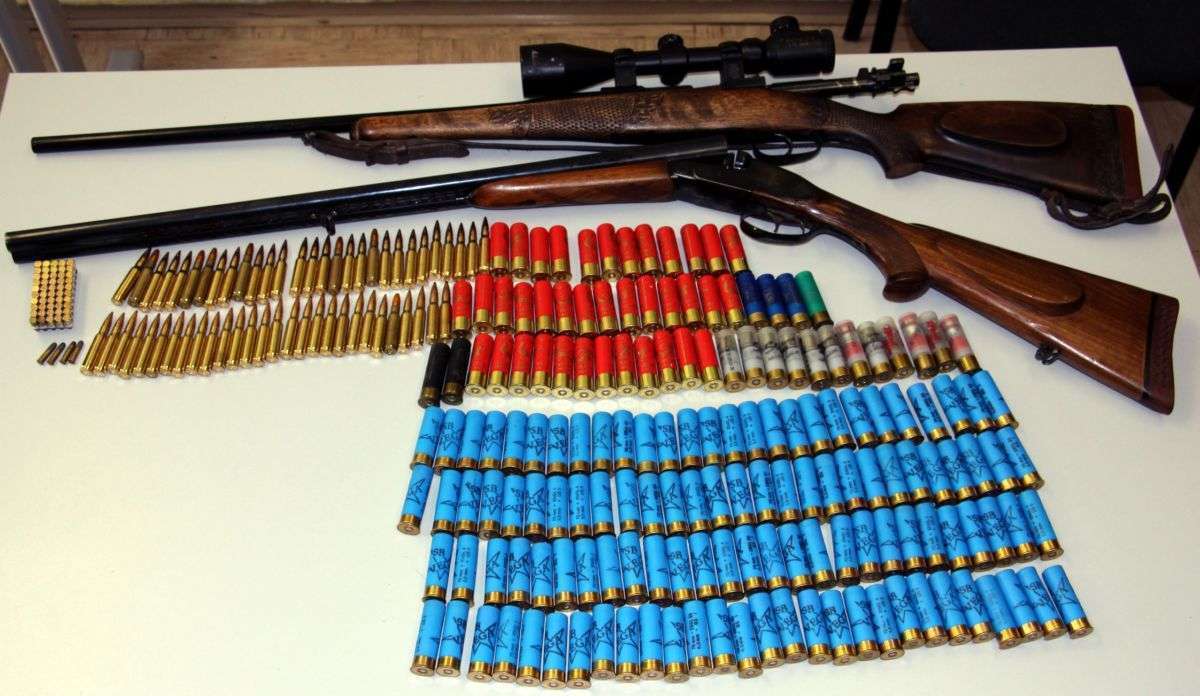 FOTO: Zasegli orožje in naboje. Drugi za pusta preganjali goste