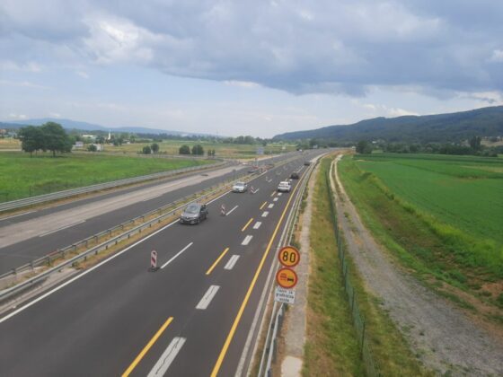 Previdno na avtocesti med Obrežjem in Drnovim
