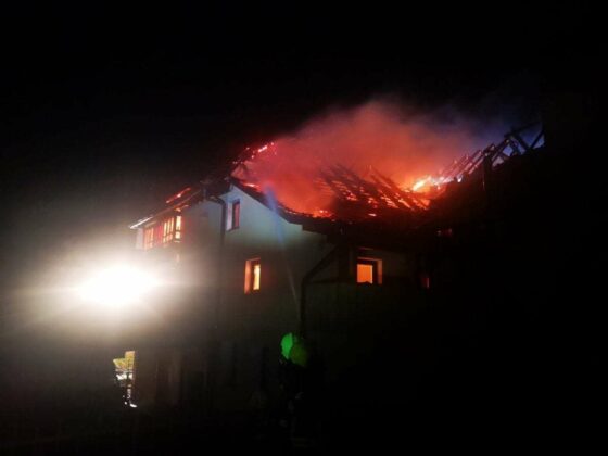 FOTO: Požar uničil najmanj tri hiše, zbiranje pomoči