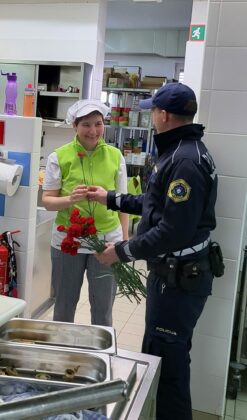 FOTO: Policisti PU Nm v rož'cah oz. z rož'cami :)