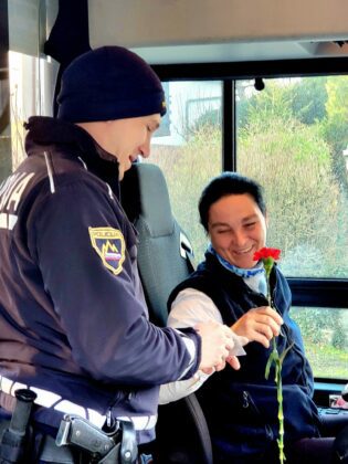 FOTO: Policisti PU Nm v rož'cah oz. z rož'cami :)
