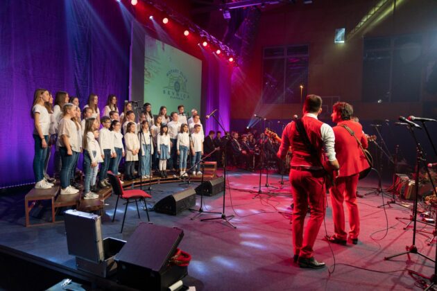 FOTO: Rotary klub Sevnica s koncertom pomagal Urbanu do cilja