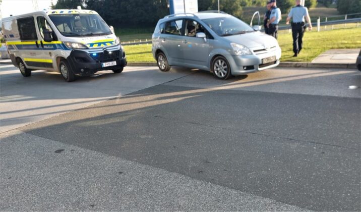 FOTO: S tujim avtom pijan v naročje policistov
