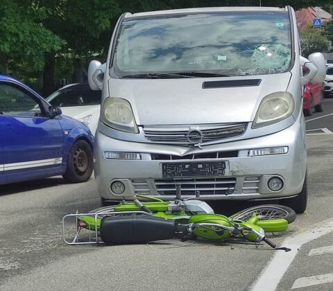 FOTO: Izsilil in zbil motorista, ki je poškodovan. Kje opravljajo vozniški izpit?