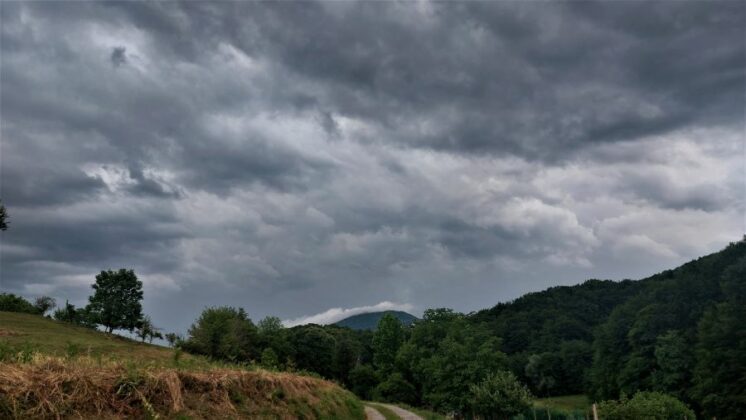 FOTO: Po Sloveniji vremensko udrihanje