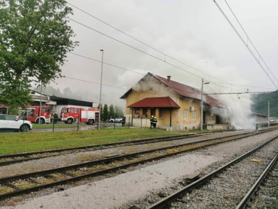 FOTO: Zagorelo skladišče žel. postaje Sevnica