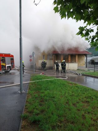 FOTO: Zagorelo skladišče žel. postaje Sevnica